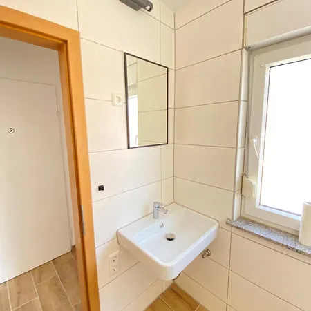 1 Apartmenti I Max 2 Personen I Ab 5 Naechte I S-bahn I Mercedes Benz I Balkon I Kueche I Bad Apartment *